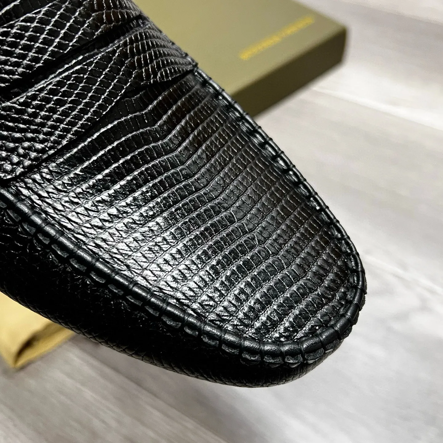 Factory price 480 BV 〰️Purely handmade classic men's beanie shoes👉👉driving shoes, slip-on shoes, made of imported cowhide from Italy, 💕water-dyed cowhide lining, 🔊original outsole, waterproof platform design, comfortable on the feet. A good choice for traveling and driving, three colors available, code number: 38-44, (45 can be customized)